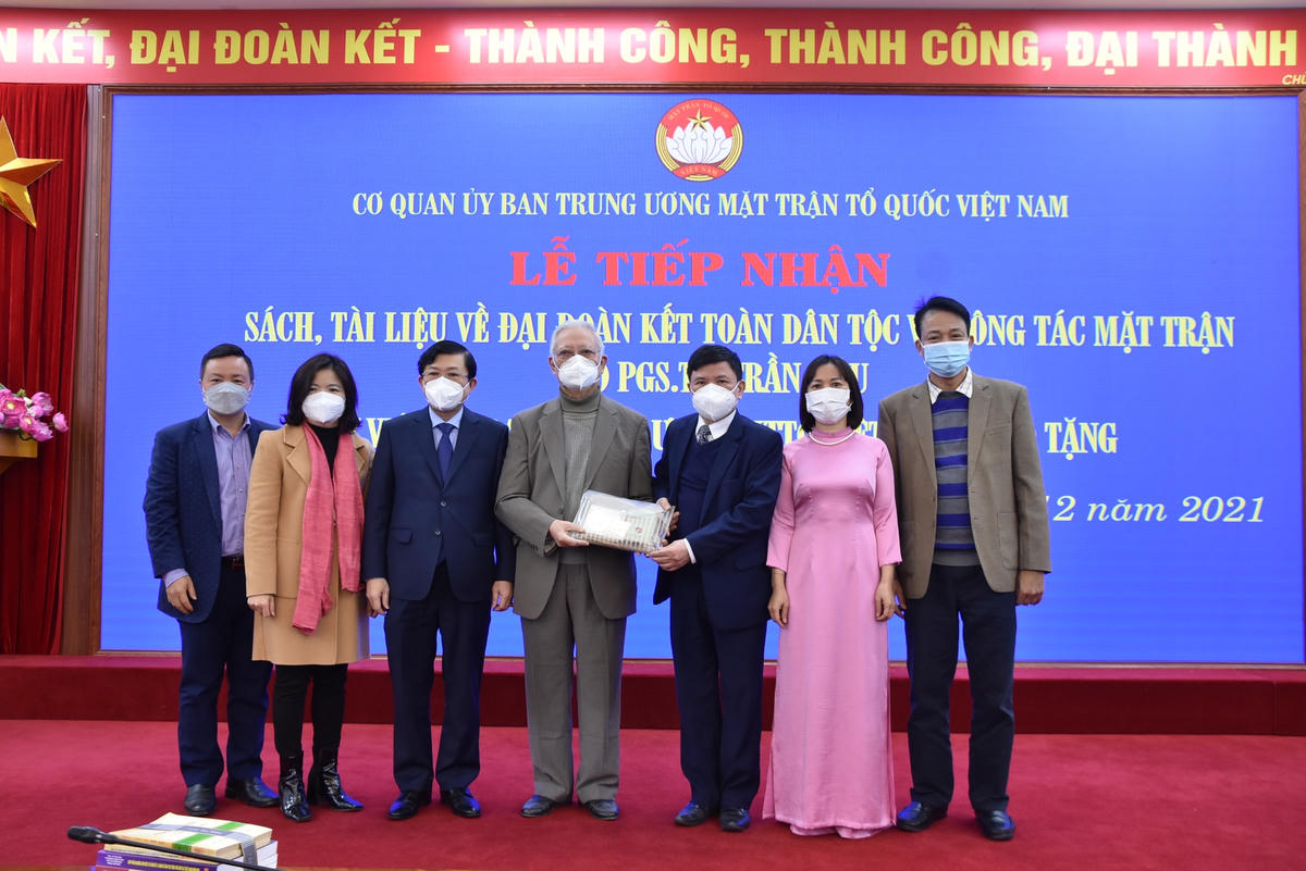 Tiếp nhận tài liệu, tư liệu do PGS.TS Trần Hậu trao tặng.