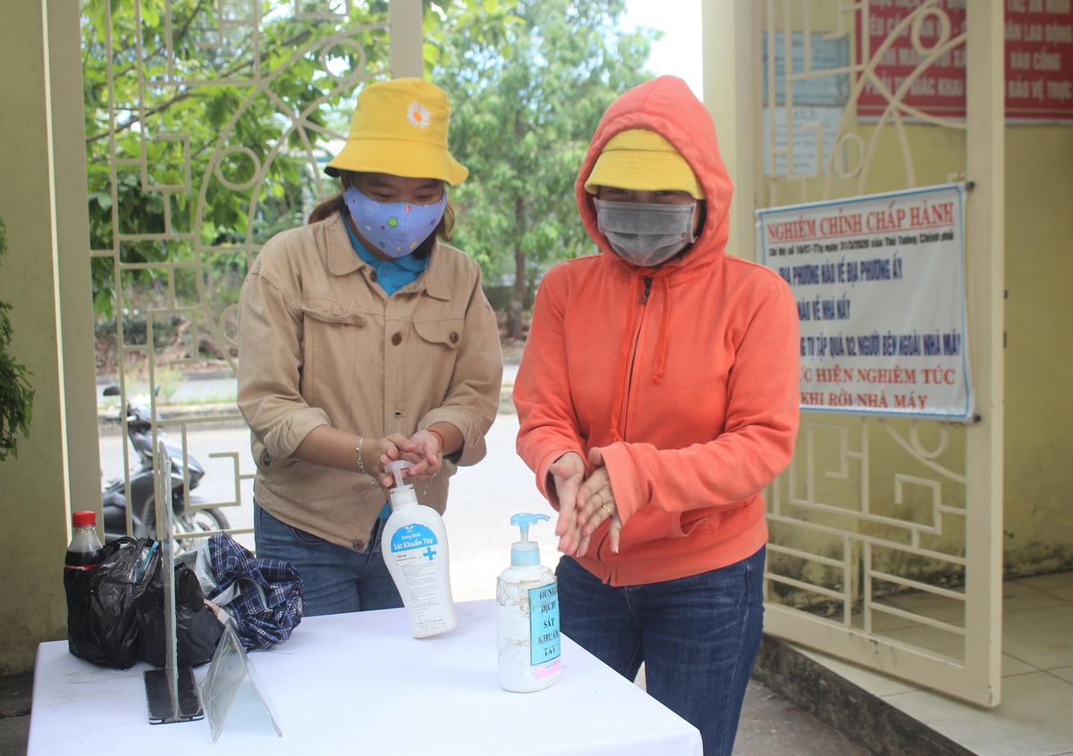 Công nhân rửa tay sát khuẩn trước khi vào làm việc lại.
