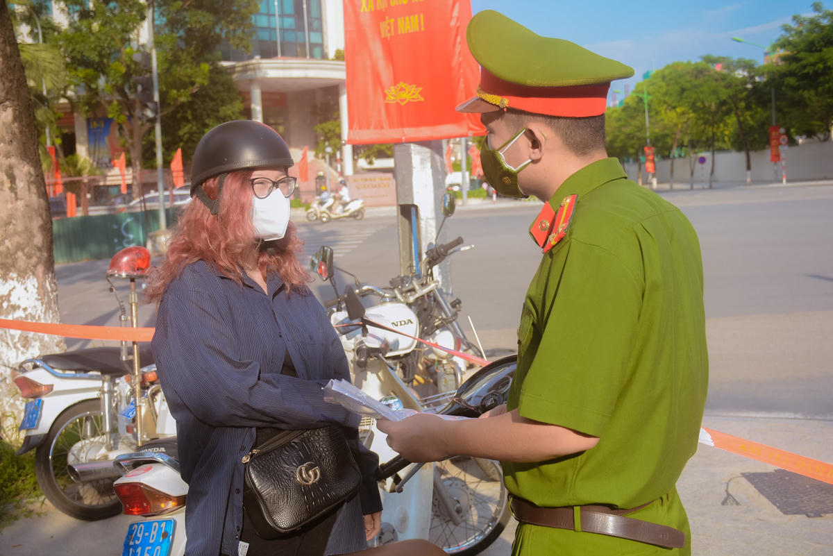 Qua quá trình kiểm tra, phát hiện một số xe thiếu đăng ký xe, bằng lái xe, đều bị công an lập biên bản xử lý.