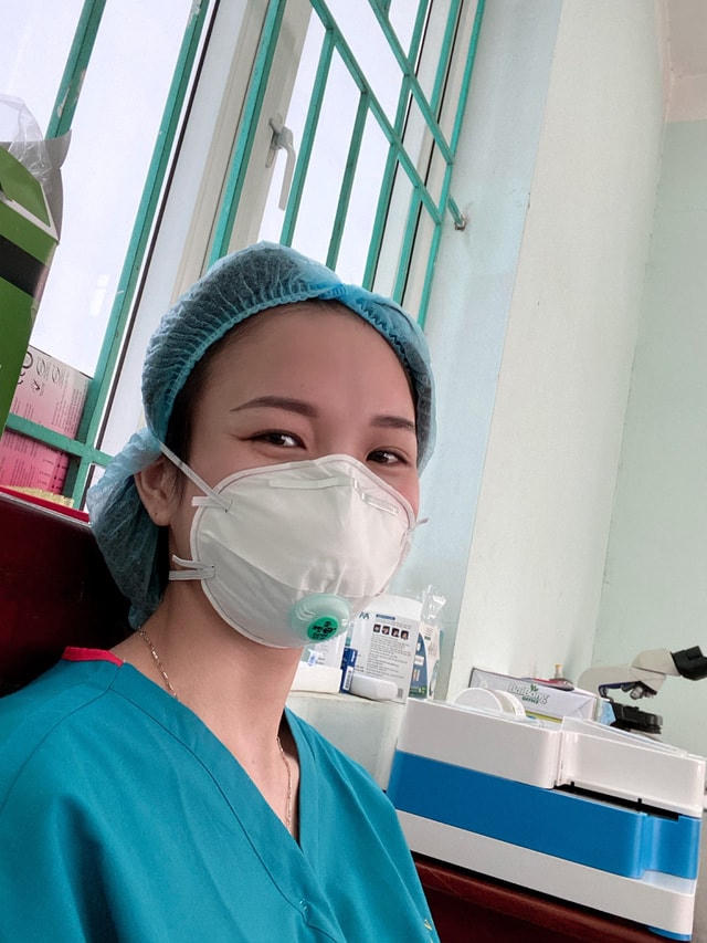 Điều dưỡng Phùng Thị Hạnh - quân hàm trung uý, hiện đang công tác tại khoa Chẩn đoán Chức năng của Bệnh viện Quân y 103.