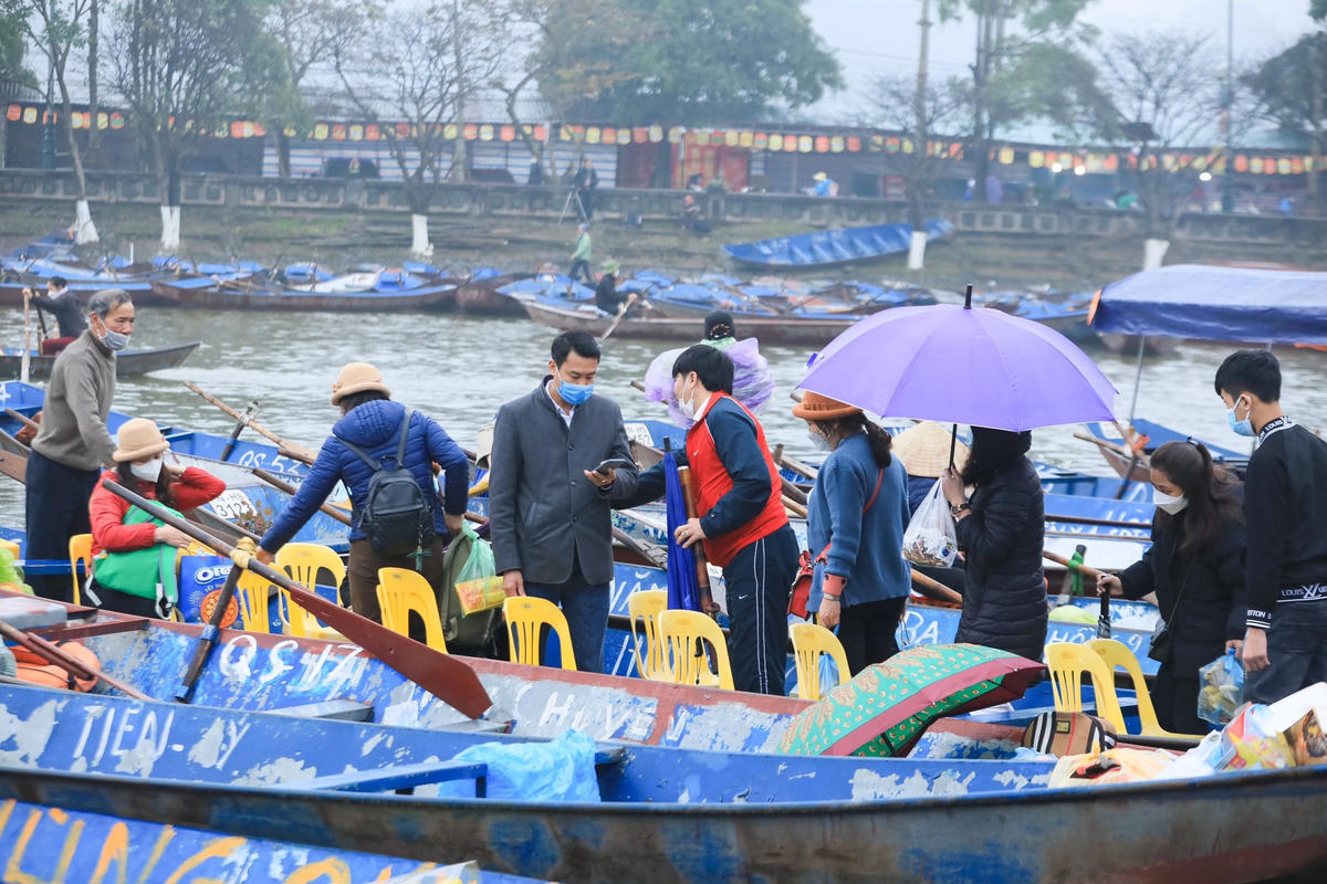 Du khách đội mưa đi lễ chùa Hương  