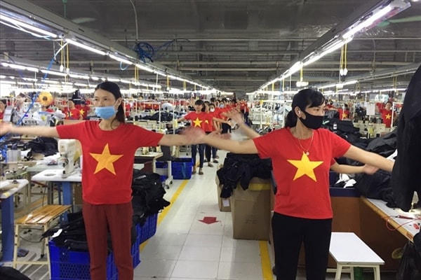 Việc tập thể dục giữa giờ giúp cho người lao động hứng thú hơn với công việc.