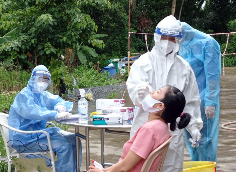 Lấy mẫu test nhanh Covid-19 cho người dân trong khu vực phong tỏa ở phường Tân Phong, TP Biên Hòa.