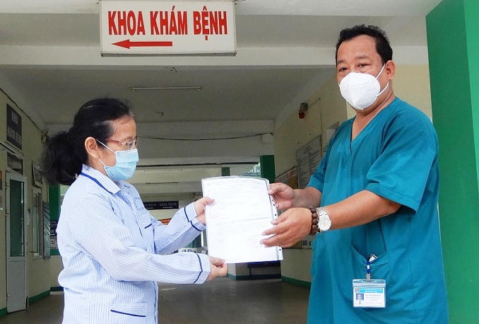 Bác sỹ Lê Thành Phúc, Giám đốc Bệnh viện phổi Đà Nẵng trao chứng nhận xuất viện cho BN445. Ảnh Bệnh viện phổi Đà Nẵng cung cấp .