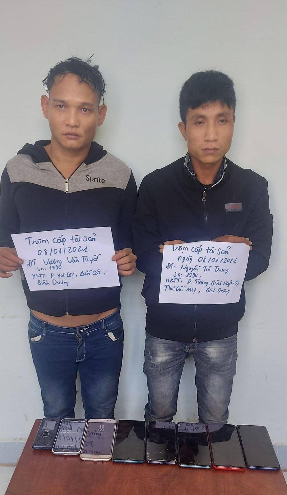 Các đối tượng Tuyết và Trung cùng tang vật  vụ án tại cơ quan Công an