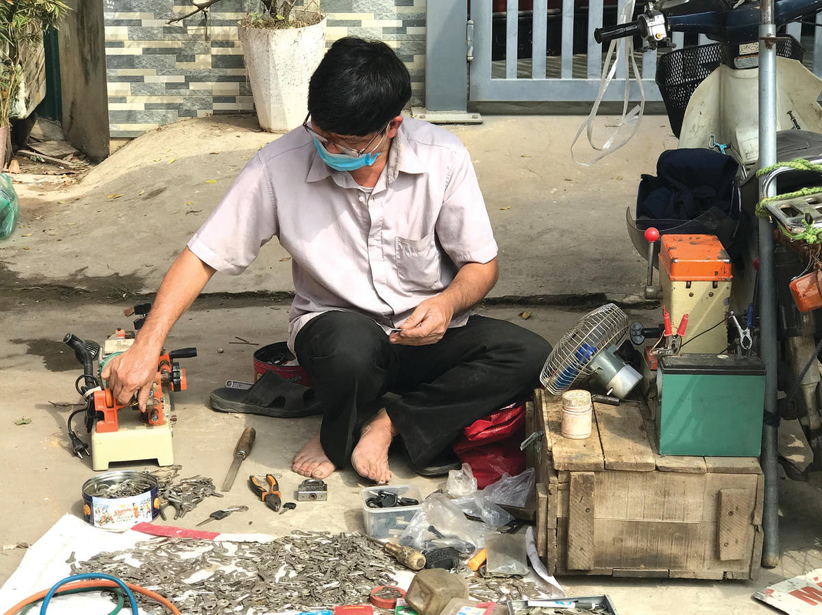 Ông thợ sửa khóa.