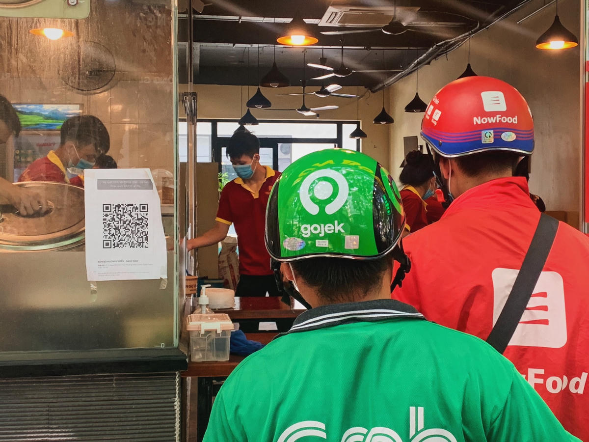 Dù đứng ngay cạnh mã quét QR nhưng vẫn có người không thực hiện khai báo.