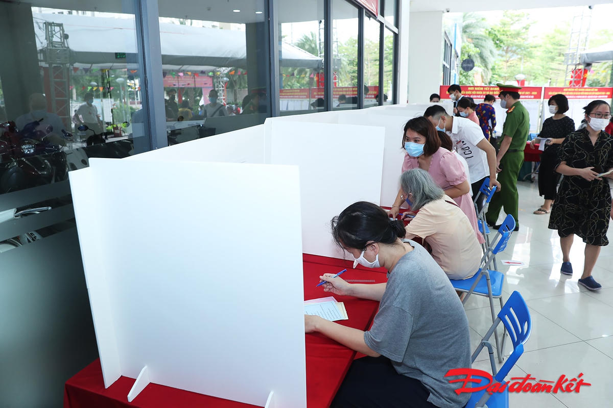 Các cử tri viết phiếu bầu.