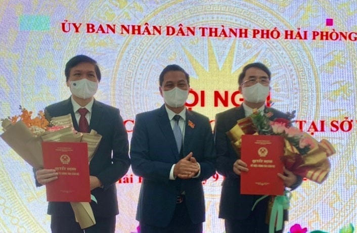 Chủ tịch UBND thành phố Hải Phòng trao quyết định và chúc mừng ông Lê Khắc Nam, Trần Anh Cường.