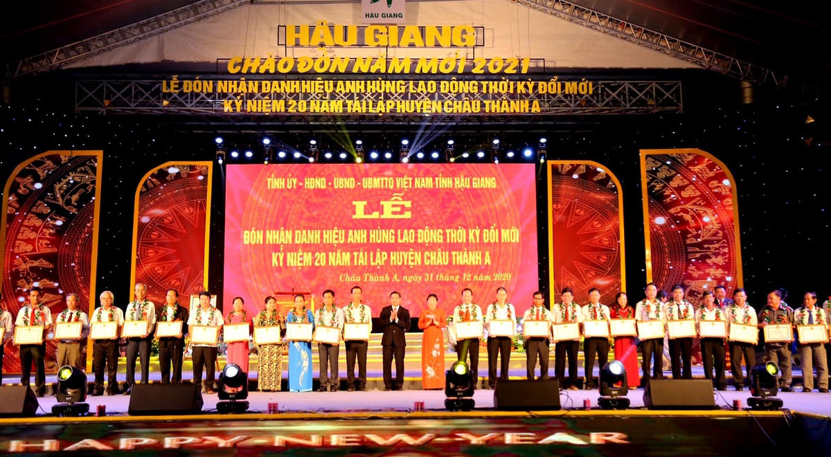 Trao Bằng khen cho các cá nhân có những đóng góp xuất sắc cho huyện Châu Thành A. 