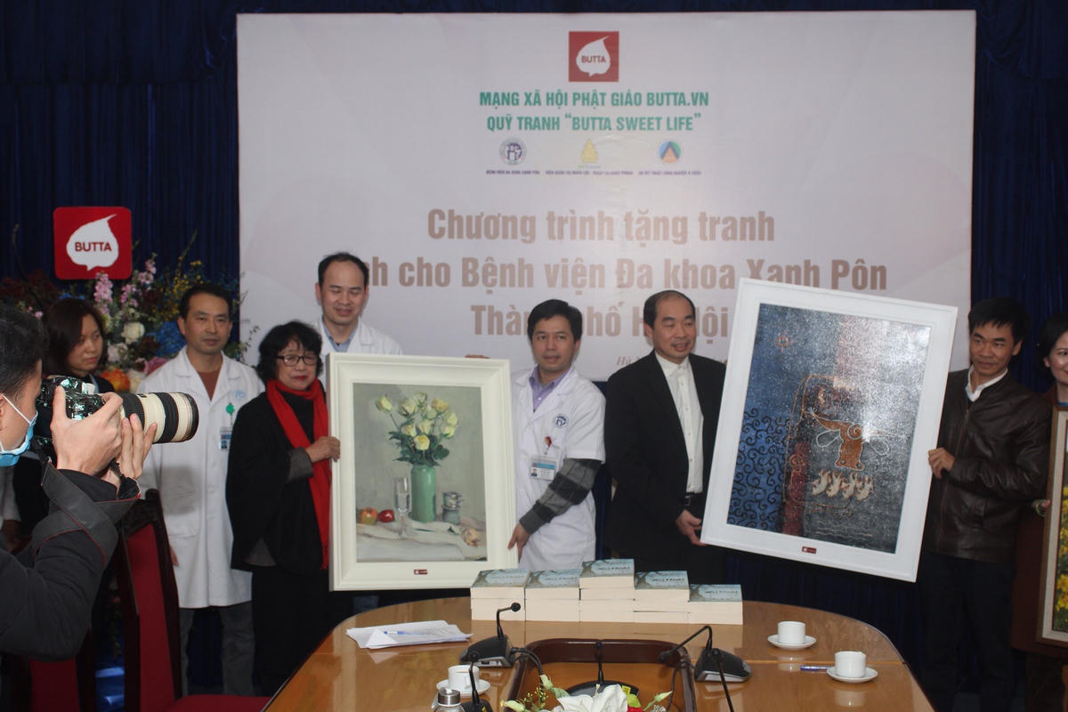 Lãnh đạo Bệnh viện Đa khoa Xanh Pôn nhận tranh từ các họa sỹ.