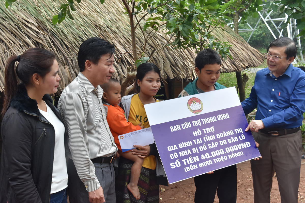 Phó Chủ tịch Nguyễn Hữu Dũng trao số tiền 40 triệu đồng cho hộ gia đình anh Hồ Văn Lo, có nhà bị sập do mưa bão gây ra.