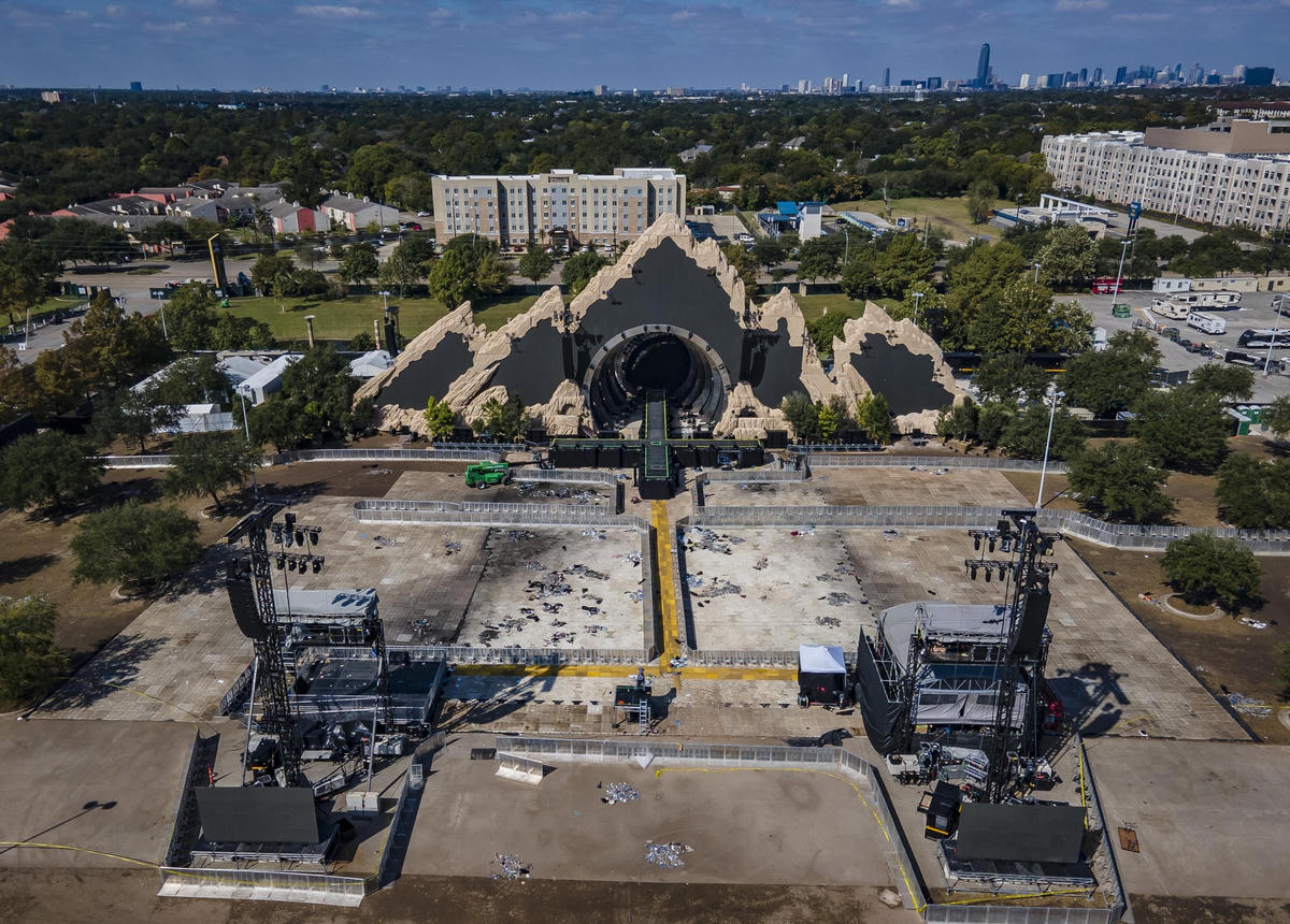 Sân khấu chính của buổi hòa nhạc Astroworld, nơi đám đông quá khích đã giẫm đạp lên nhau, gây ra cái chết cho 8 người. Ảnh AP.  