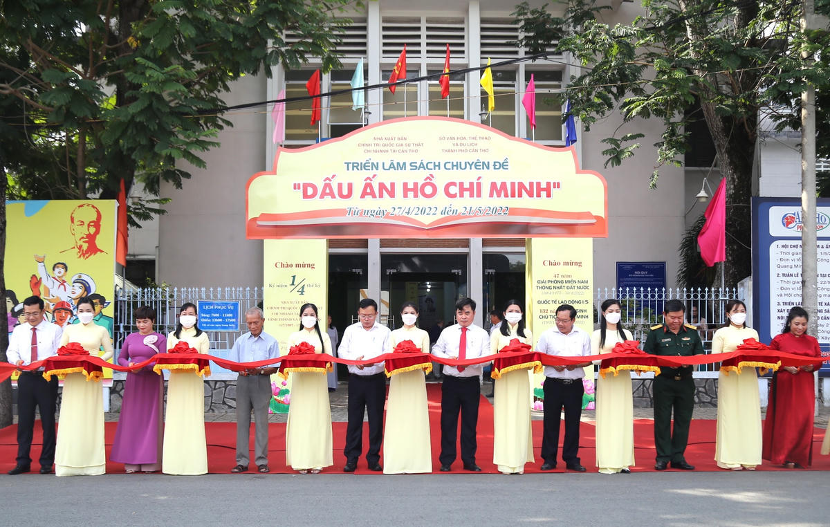 Cắt băng khai mạc triển lãm sách với chuyên đề “Dấu ấn Hồ Chí Minh”. 