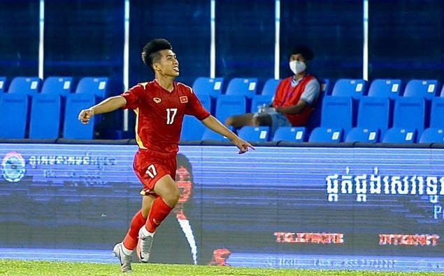 Trung Thành ăn mừng bàn mở tỉ số 