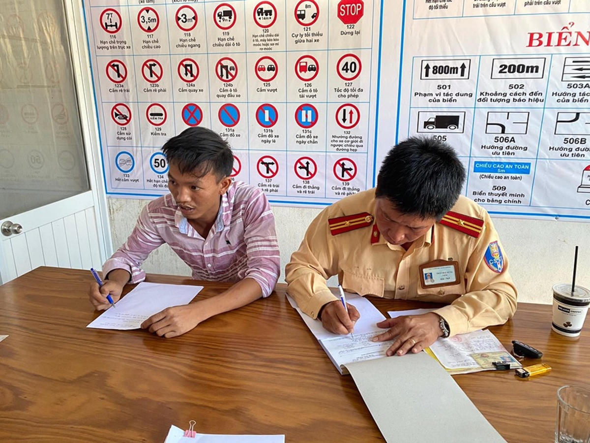 Tài xế Trần Công Sơn làm việc với cơ quan chức năng. (Ảnh CTV).