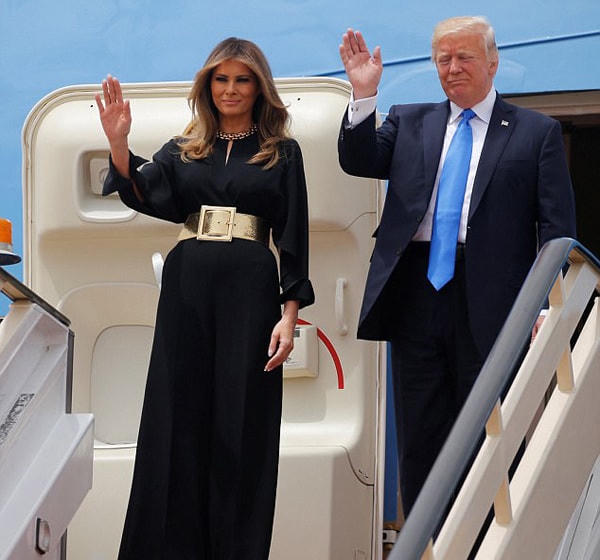 Bộ trang phục được đánh giá cao trong ngày đầu tiên đến thăm Arab Saudi (21/5/2017) của Đệ nhất Phu nhân Melania Trump. Không sử dụng khăn trùm đầu khi đi cùng chồng trong chuyến công du tới đất nước Hồi giáo nhưng bà Melania vẫn được truyền thông khen ngợi hết lời.