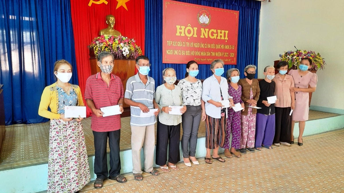 Nhóm nghệ sĩ Hoài Linh trao quà cho bà con ở thị xã Đức Phổ.