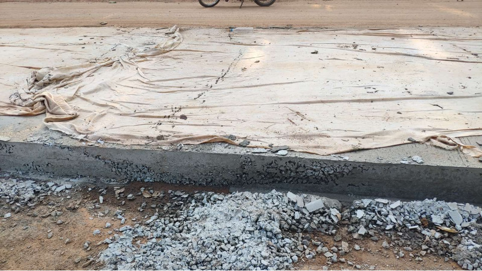 Chất lượng đường bê tông tại gói thầu KT-CW-02 do liên danh trên thi công bê tông rỗ xốp, phản cảm.