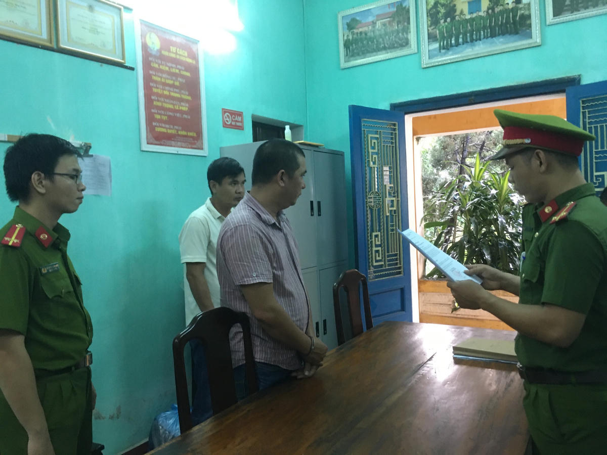 Cơ quan CSĐT Công an thành phố Huế đọc lệnh bắt tạm giam đối với Nguyễn Phước Quý Tuấn (áo kẻ sọc).  