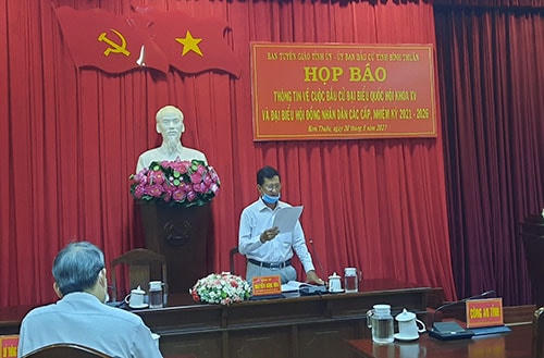Ông Nguyễn Ngọc Hòa, Phó Trưởng ban Tuyên giáo Tỉnh ủy Bình Thuận, phát biểu buổi họp báo.