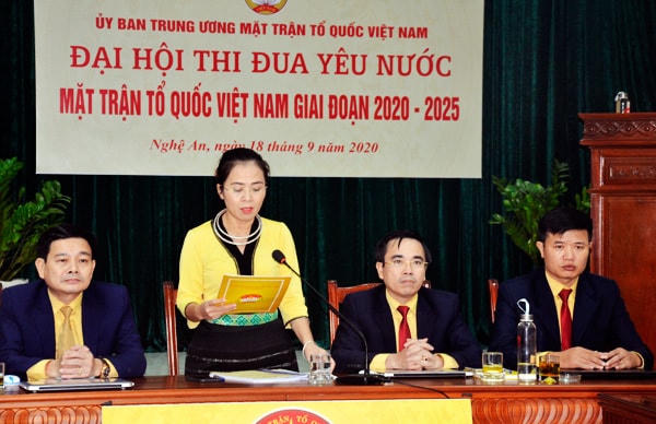 Bà Võ Thị Minh Sinh, Chủ tịch Uỷ ban MTTQ Việt Nam tỉnh Nghệ An phát biểu tại đầu cầu Nghệ An.