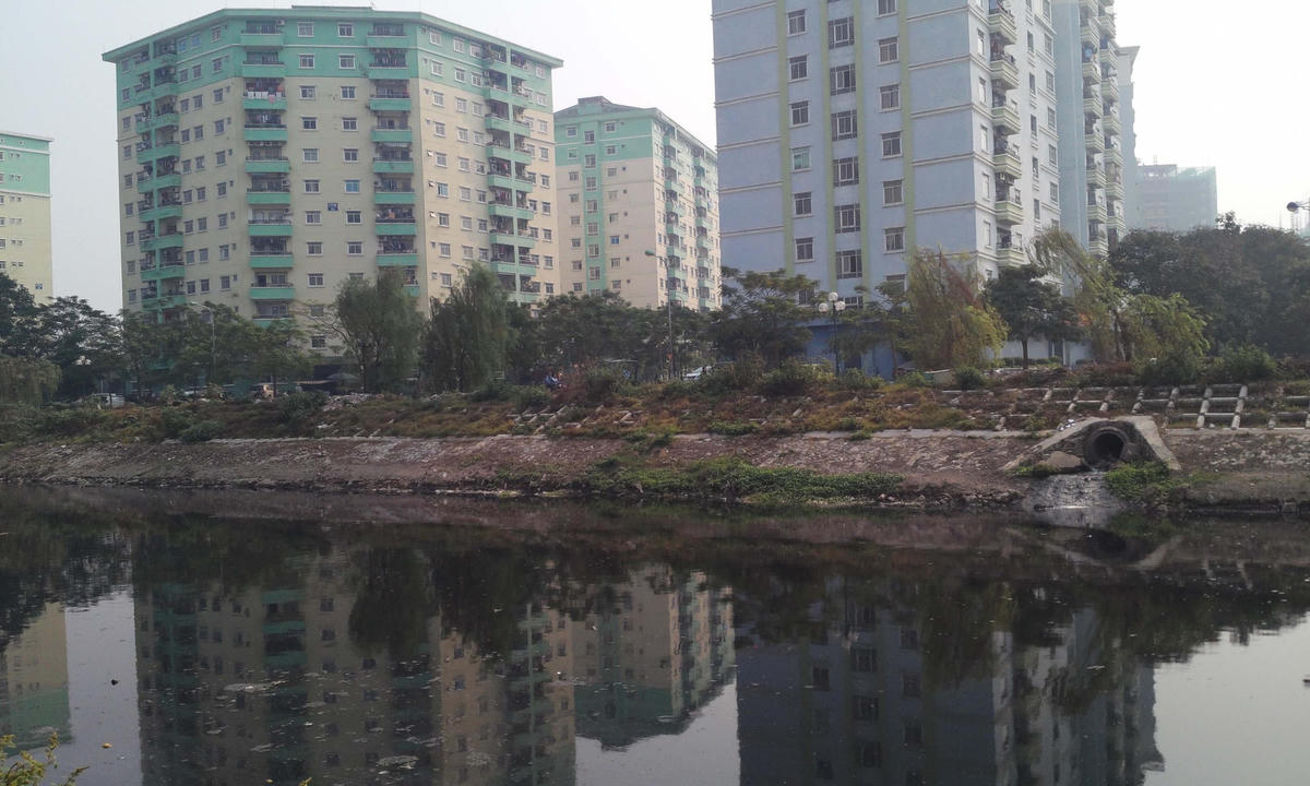 Miệng cống xả đấu nối dẫn nước thải ra sông Nhuệ. Ảnh: Nam Anh. 