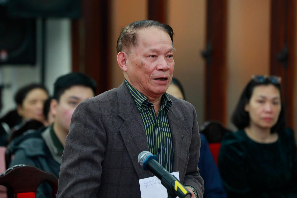Cử tri Nguyễn Văn Sơn nêu ý kiến tại Hội nghị. Ảnh: Quang Vinh.