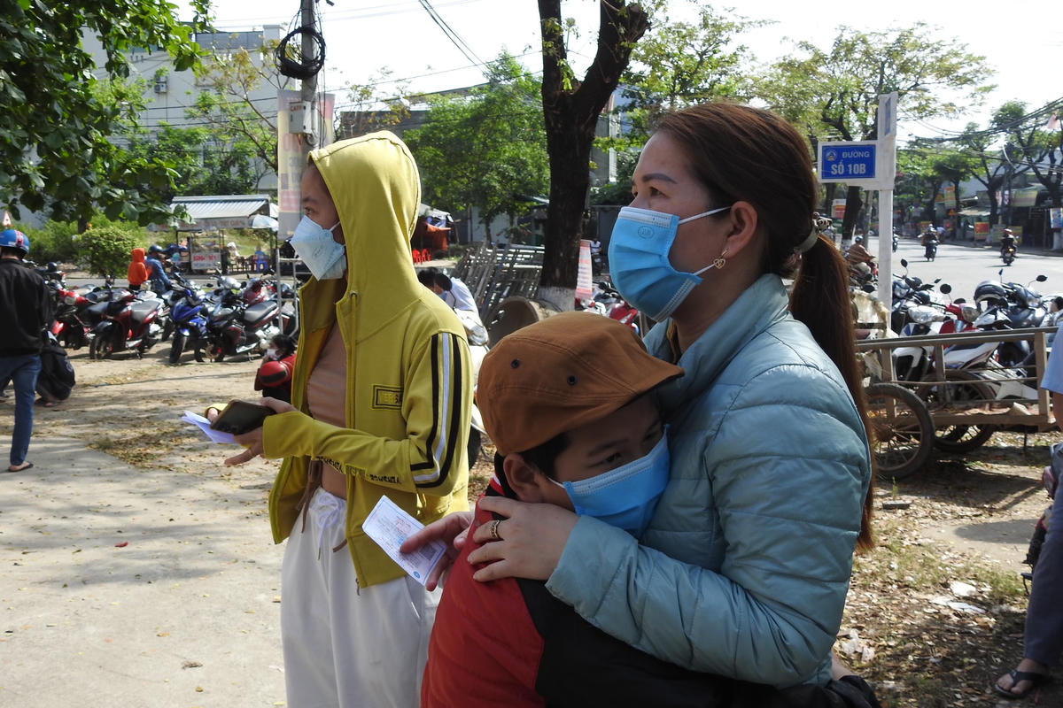Mẹ con nữ công nhân F0 Trần Thị Mai chờ từ sáng sớm nhưng sau 9h vẫn chưa có kết quả