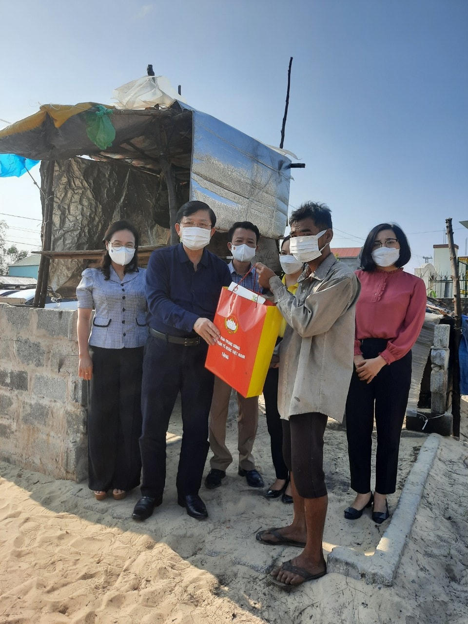 Phó Chủ tịch Nguyễn Hữu Dũng trao quà cho ông Nguyễn Văn Thắng, ở thôn Phú Lộc, người bị tàn tật, sống một mình trong chiếc lều che tạm…