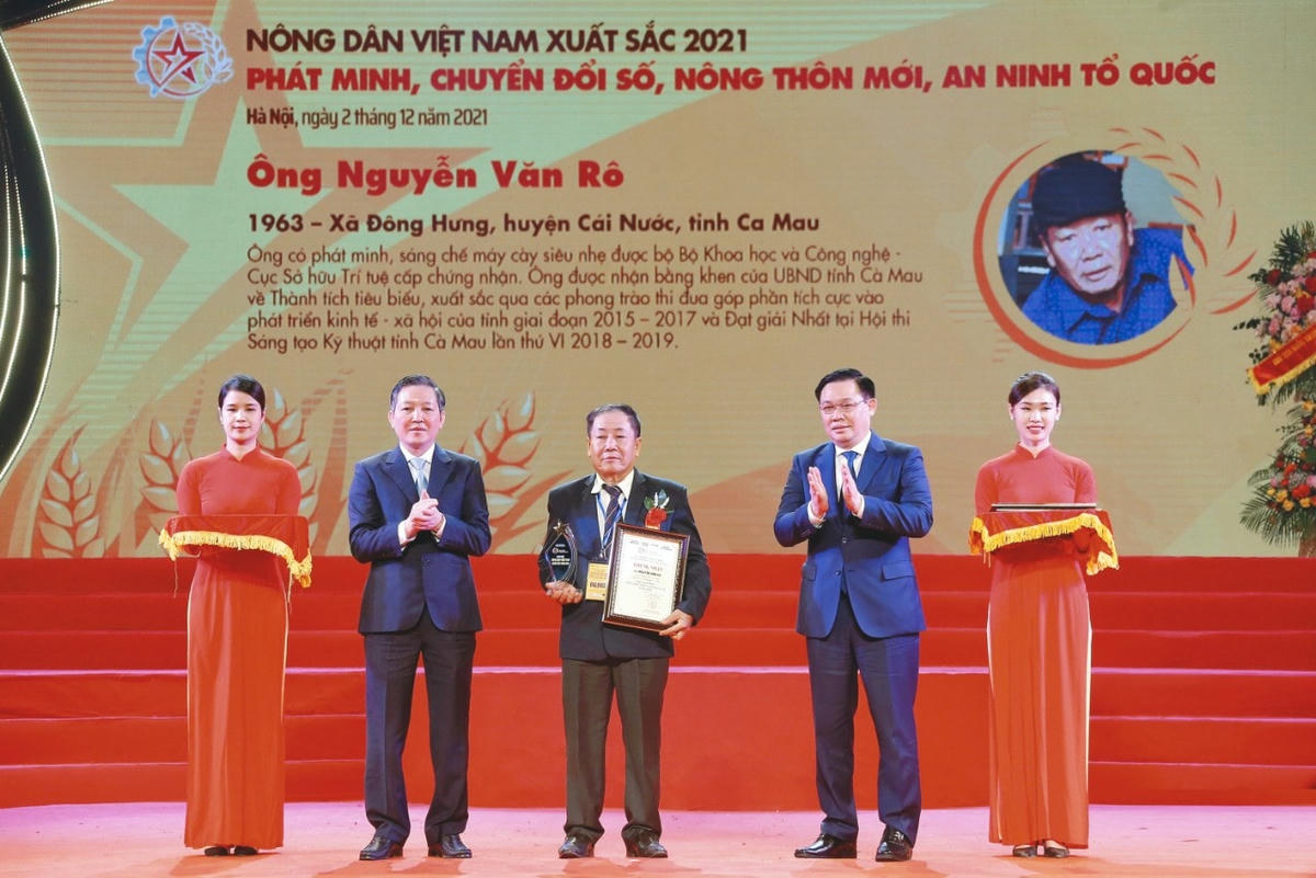 Với việc chế tạo thành công chiếc máy cày nổi trên mặt nước, lão nông Nguyễn Văn Rô, ở ấp Giá Ngự, xã Đông Hưng, huyện Cái Nước được Bộ khoa học và Công nghệ - Cục sở hữu trí tuệ chứng nhận. Ngoài ra ông Rô còn được tôn vinh là nông dân xuất sắc tiêu biểu năm 2021.