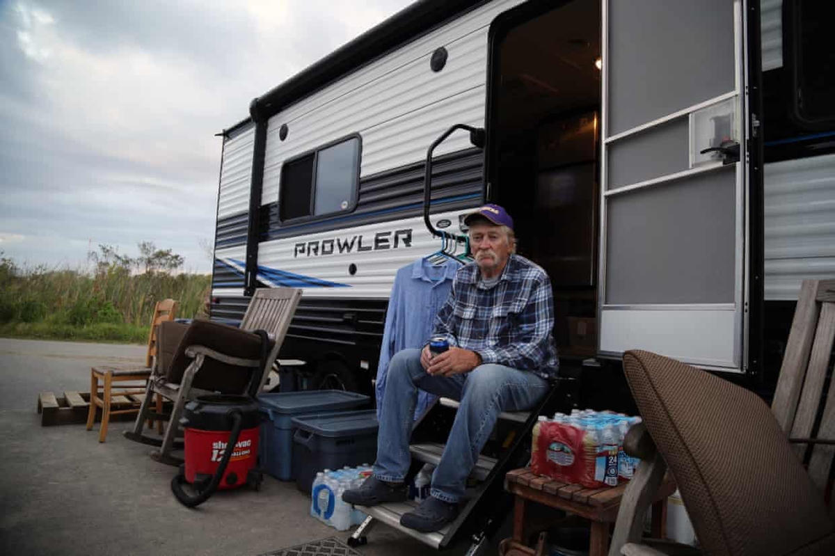 David Sears, 70 tuổi, đang sống trong ngôi nhà tạm ‘Fema’ ở đảo Grand Isle, bang Louisiana, Mỹ. Ảnh: The Guardian.