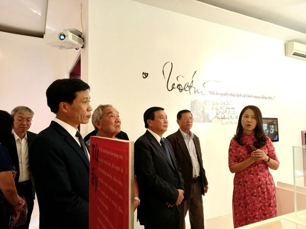 Ông Nguyễn Xuân Thắng, Giám đốc Học viện Chính trị quốc gia Hồ Chí Minh (đứng giữa) cùng Đoàn đại biểu thăm quan bảo tàng Tố Hữu.