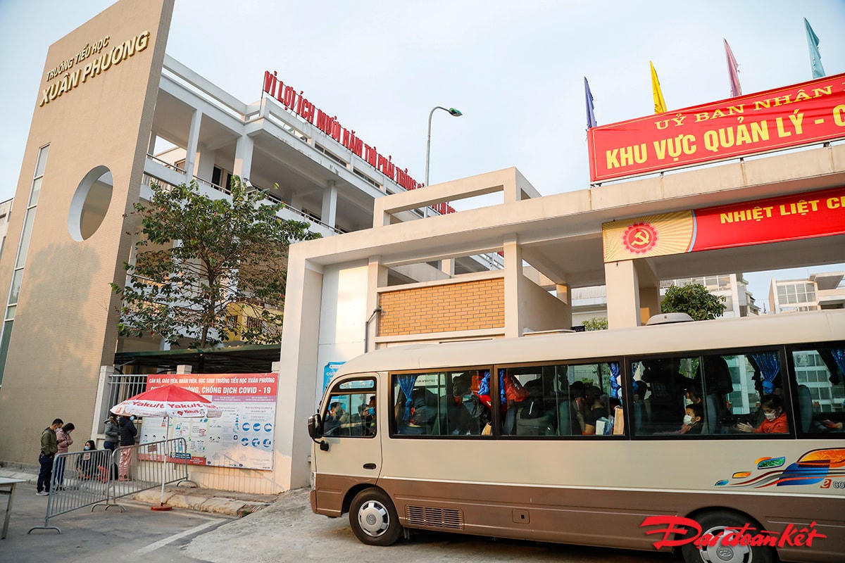 Những người cách ly tại trường Xuân Phương được xe của Bộ tư lệnh thủ đô đến đưa về tận nhà để thực hiện tiếp 7 ngày cách ly tại nơi cư trú.
