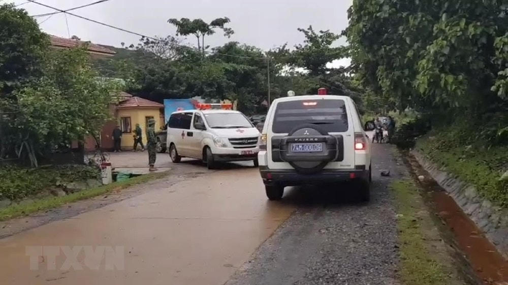 Lực lượng cứu hộ đưa thi thể cán bộ, chiến sỹ Đoàn Kinh tế Quốc phòng 337 bị sạt núi vùi lấp ra ngoài. Ảnh: TTXVN.