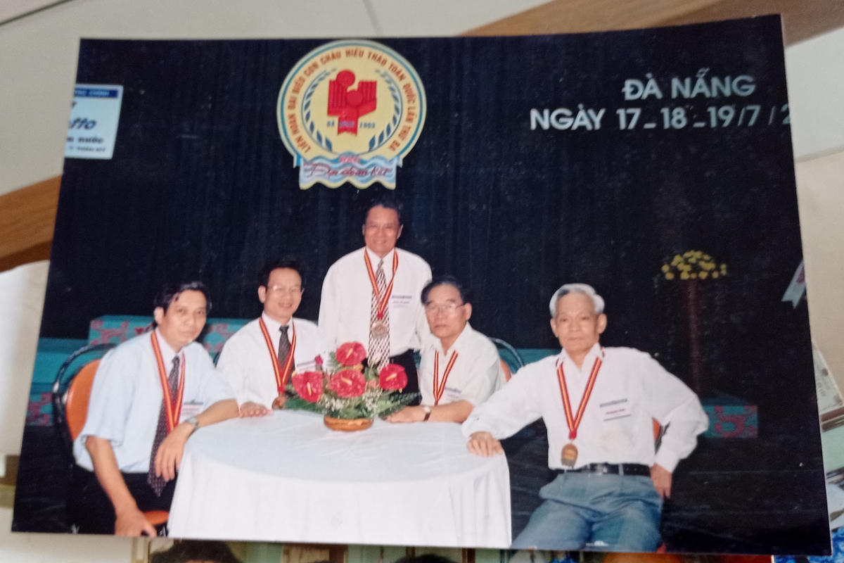 Nhà báo Ngọc Thạch, nguyên Tổng Biên tập (ngoài cùng bên phải); nhà báo Trần Thanh Phương, nguyên Phó Tổng Biên tập (đứng giữa) cùng Ban Biên tập  tại một sự kiện do Báo Đại Đoàn Kết tổ chức đầu thập niên 1990.  