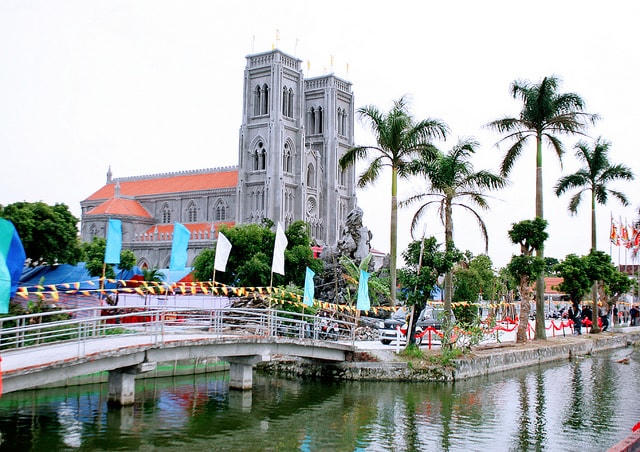 Giáo xứ Phú Thứ nằm gần Núi Gôi ở huyện Vụ Bản, dãy núi duy nhất ở tỉnh Nam Định. Nhà thờ giáo sứ được giáo dân địa phương khởi công xây dựng tháng 7/2014, khánh thành ngày 23/11/2017. Hiện Giáo xứ Phú Thứ có khoảng 800 giáo dân.