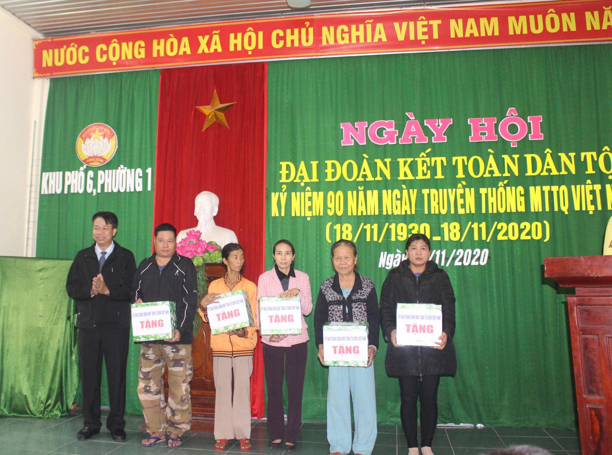 Ông Lê Mậu Nhiệm (trái), Phó Giám đốc Trung tâm Bồi dưỡng cán bộ và Nghiên cứu khoa học UBTƯ MTTQ Việt Nam trao quà cho các hộ dân có hoàn cảnh khó khăn tại phường 1.
