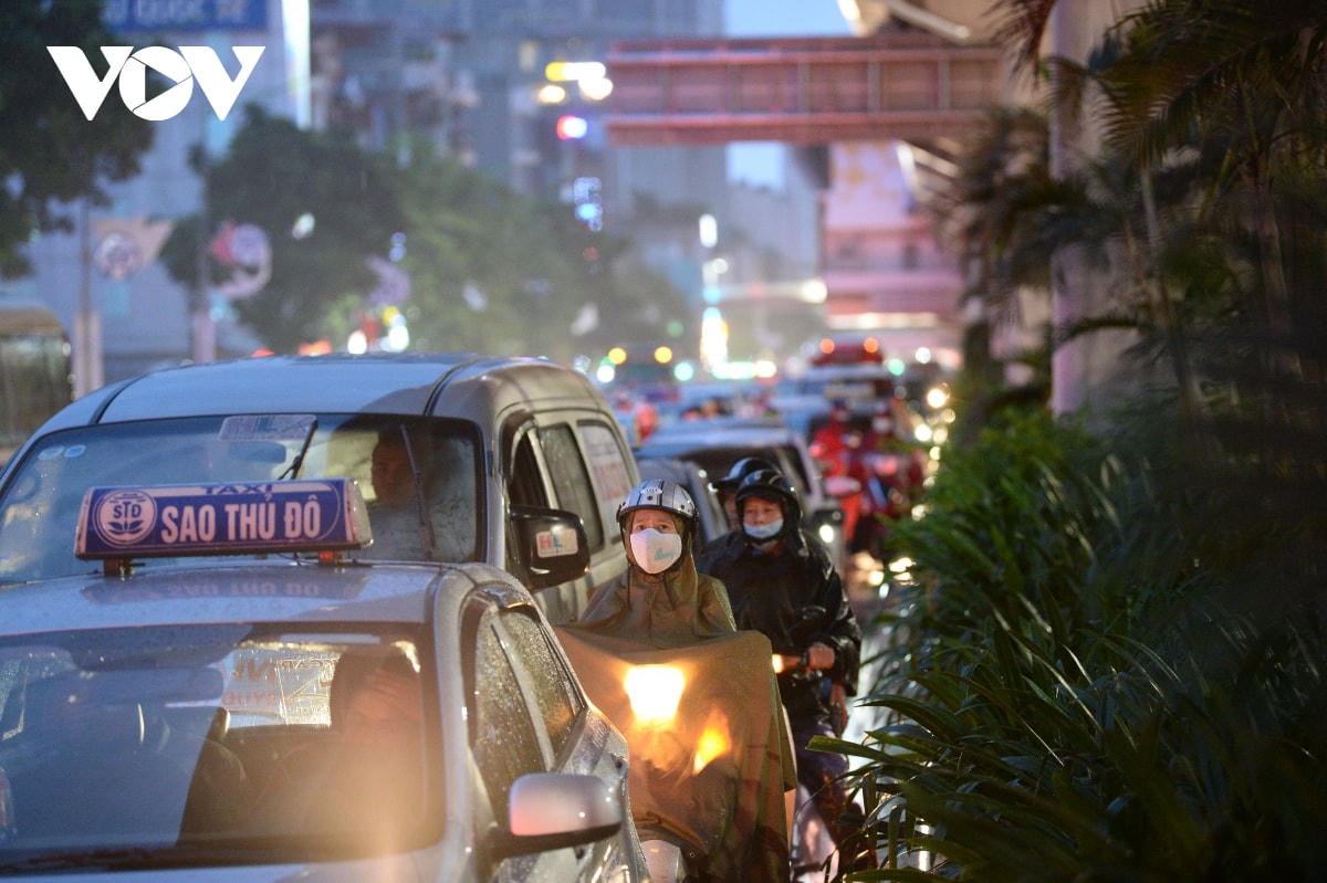 [ẢNH] Đường phố Thủ đô Hà Nội 'tắc như nêm' vào giờ tan tầm