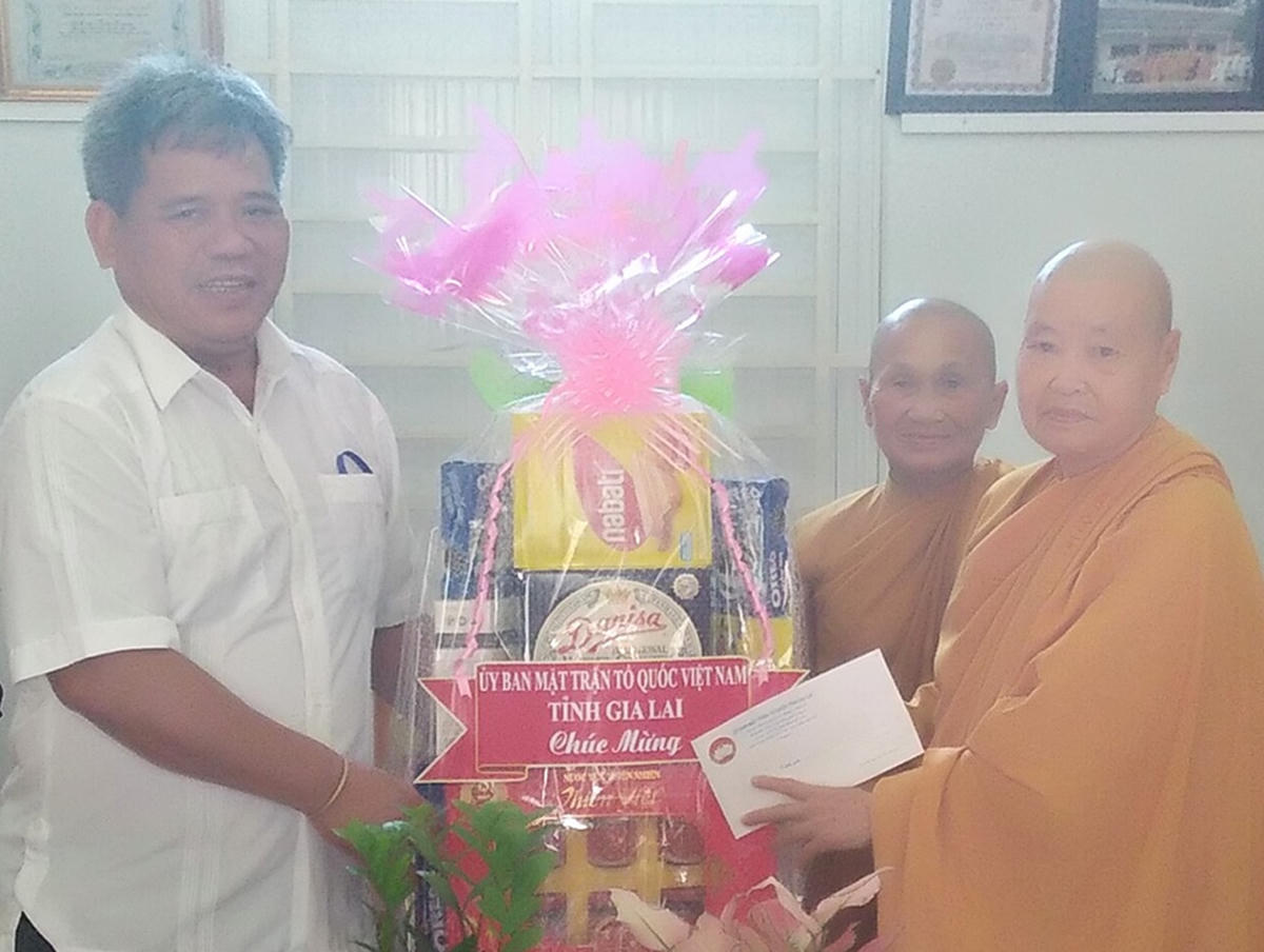 Ông Hồ Văn Điềm, Chủ tịch Ủy ban MTTQ Việt Nam tỉnh Gia Lai thăm, chúc mừng Tịnh xá Ngọc Trung (TX.An Khê).