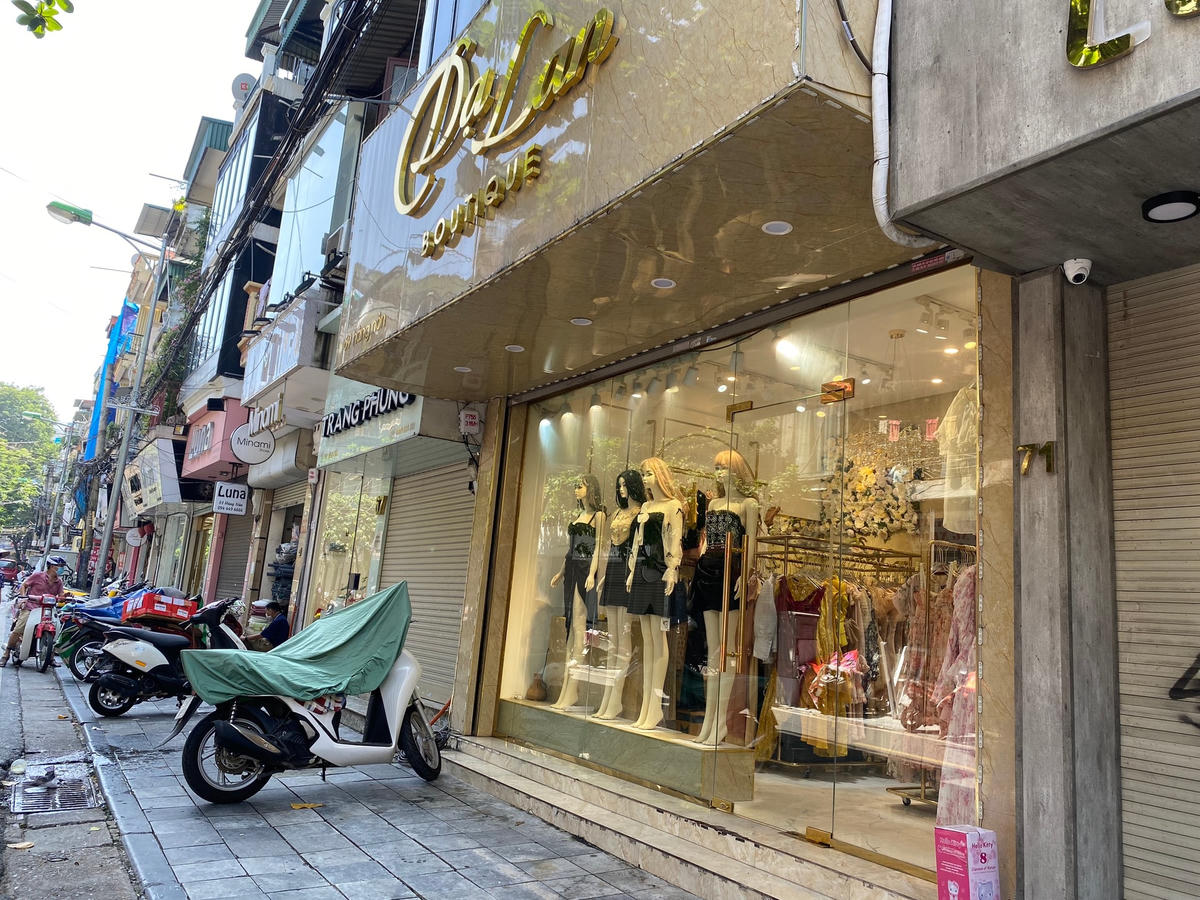 Các cửa hàng thời trang trên phố Hàng Nón sáng đèn.