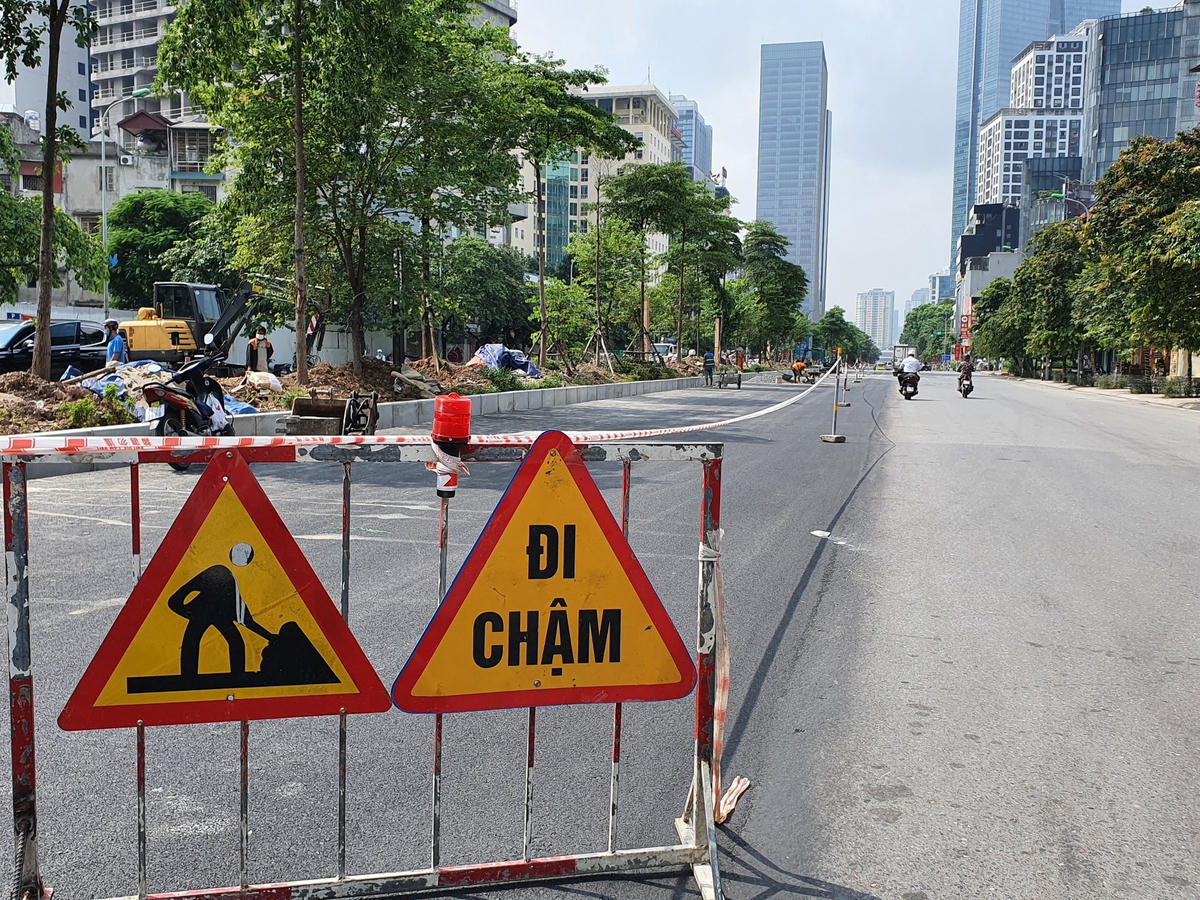 Một số đoạn của công trình vẫn được đơn vị thi công lắp biển cảnh báo, rào chắn, giăng dây để tiếp tục thi công.