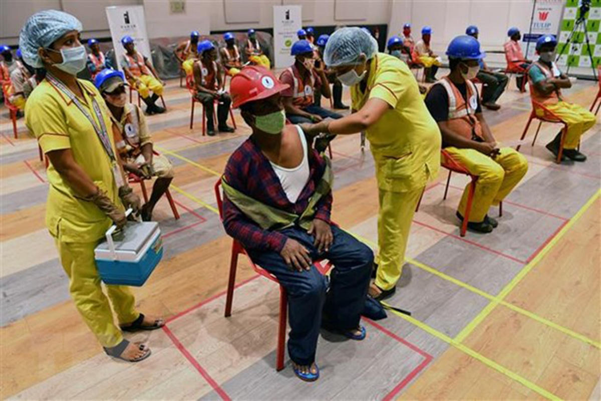 Ấn Độ đang gấp rút với chiến dịch tiêm chủng mới. Ảnh: AFP.