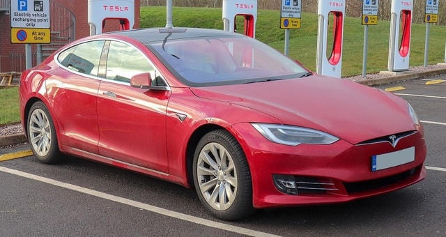 VinFast được báo châu Á đặt ngang hàng Tesla khi viết về xe chạy điện