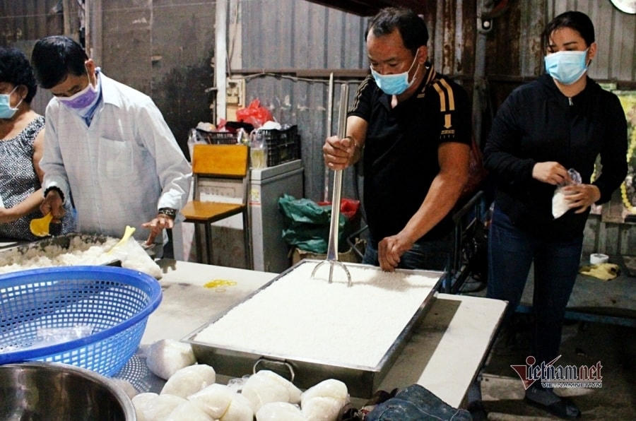 Mỗi ngày, bếp cơm từ thiện Phước Thiện nấu hơn 100 kg gạo cho bệnh nhân, người nghèo.