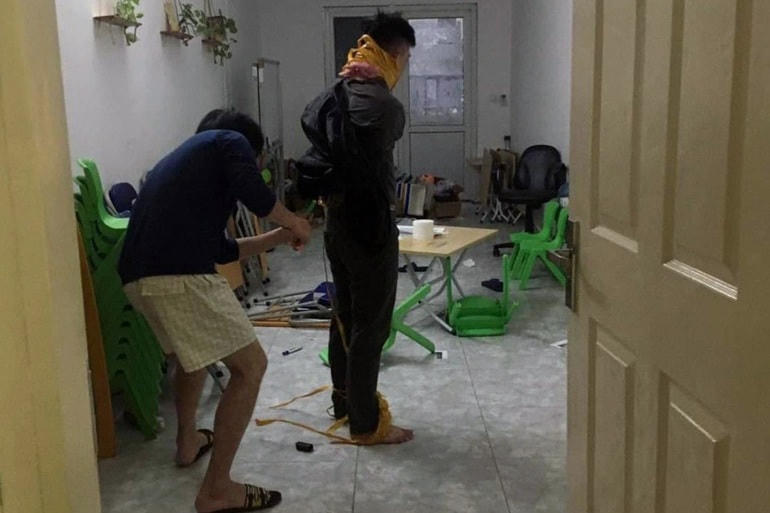 Nạn nhân được hàng xóm giải cứu (Ảnh: người dân cung cấp).Theo trình báo, chiều cùng ngày, một nam thanh niên gọi vào số điện thoại di động của anh T.A. hỏi mua chiếc điện thoại di động Samsung Note 10 plus mà anh đang giao bán trên mạng xã hội. Sau khi thỏa thuận, khách ngỏ ý hẹn đến nhà anh T.A. để xem điện thoại.