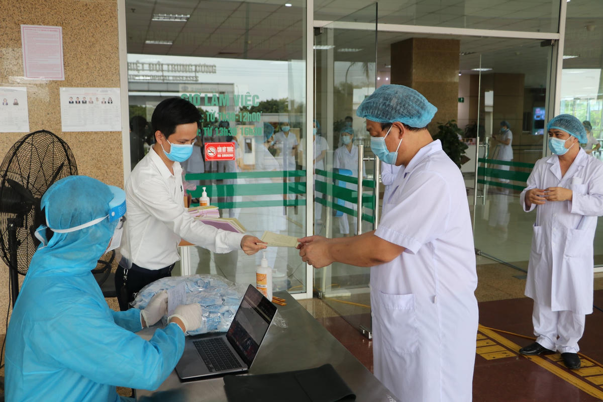 TS Phạm Ngọc Thạch, Giám đốc Bệnh viện Bệnh nhiệt đới Trung ương cùng các y bác sĩ thực hiện sát khuẩn trước khi bầu cử. Ảnh: BVCC.