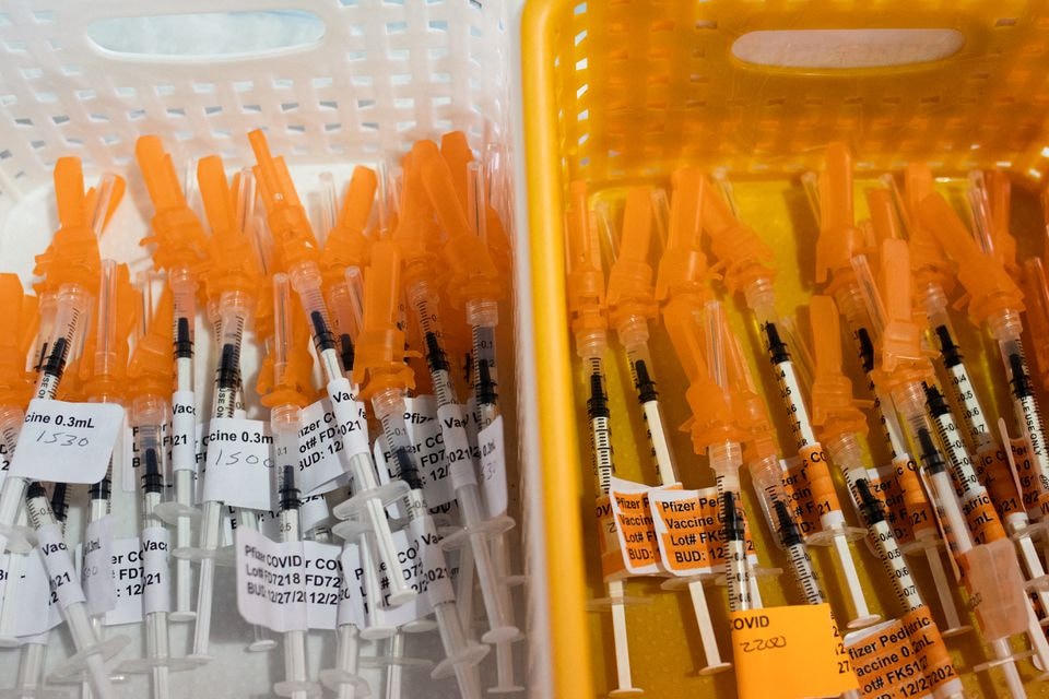 Các ống tiêm chứa đầy vaccine Pfizer BioTech tại Phòng thí nghiệm Sparrow, Mĩ , ngày 27/12/2021. (Ảnh: Reuters).