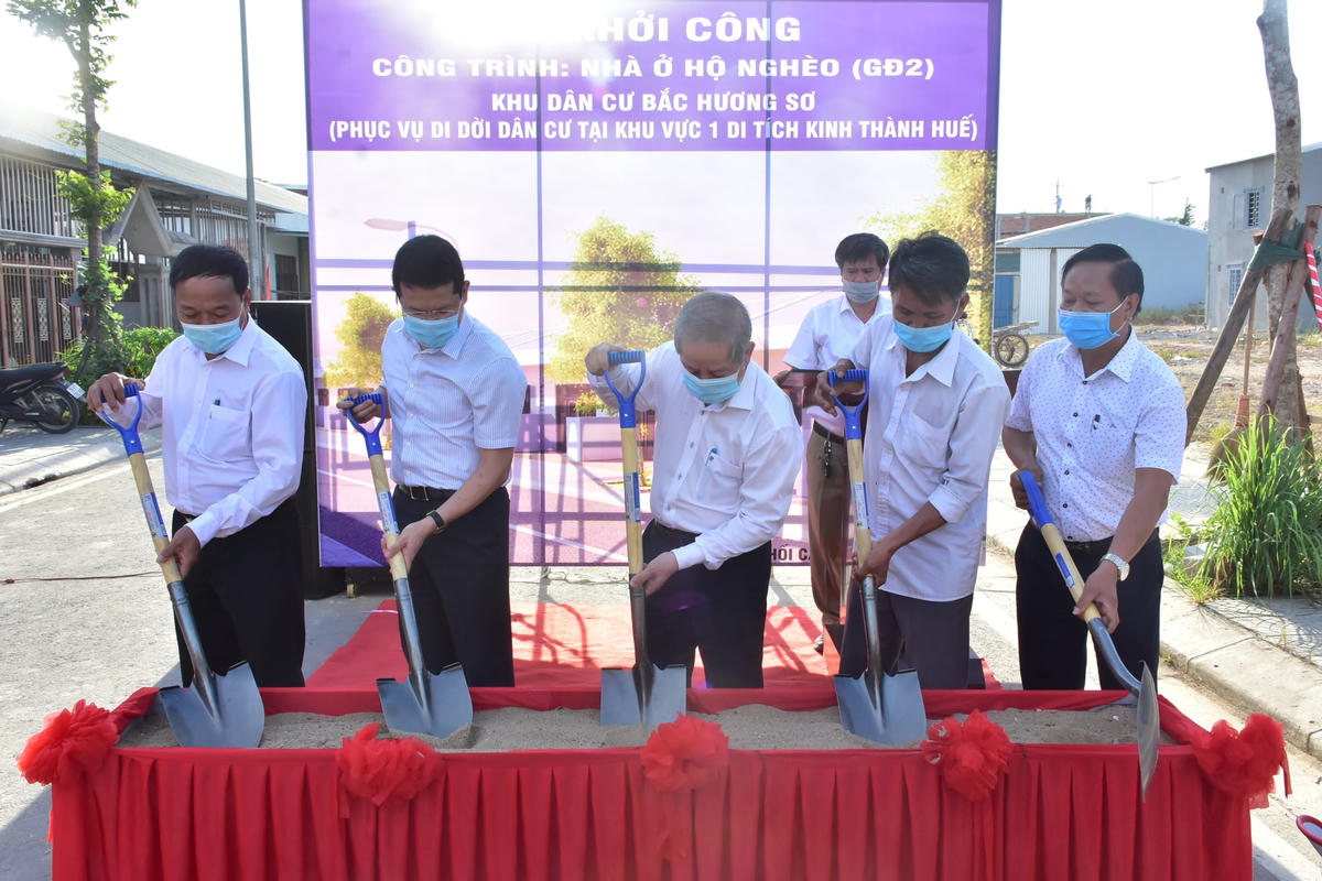 Ông Phan Ngọc Thọ (giữa) tham dự lễ khởi công nhà ở cho hộ nghèo.