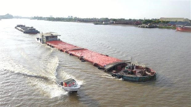 Cảnh sát giao thông đường thủy Ninh Bình tuần tra trên sông. (Ảnh: Minh Đứ/TTXVN).